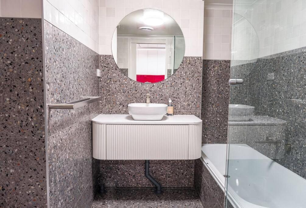 Modern Boutique Cbd 2br 1st Floor Apartment *